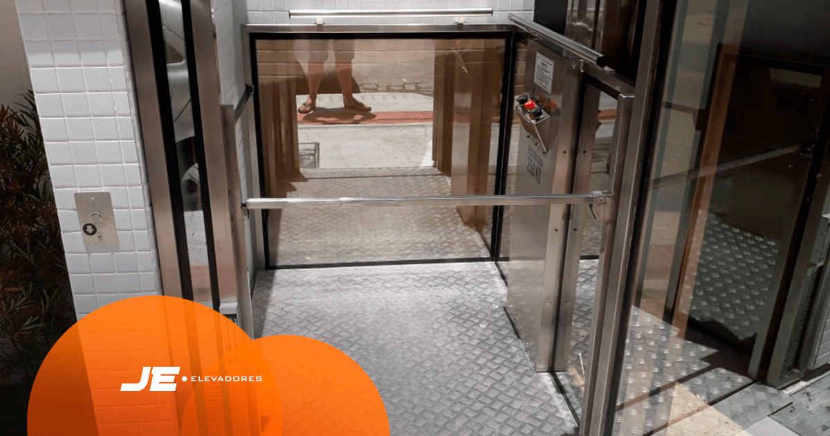 elevador de acessibilidade - na imagem possuí um elevador de acessibilidade que representa o conteúdo