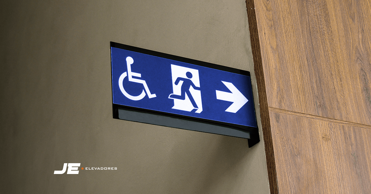 Sinalização de acessibilidade: placa informativa na cor azul para cadeirante