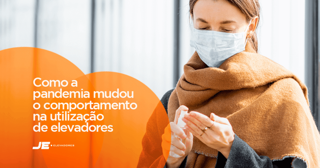 Elevador - uma moça higienizando as mãos representando os novos hábitos na utilização de elevadores na pandemia