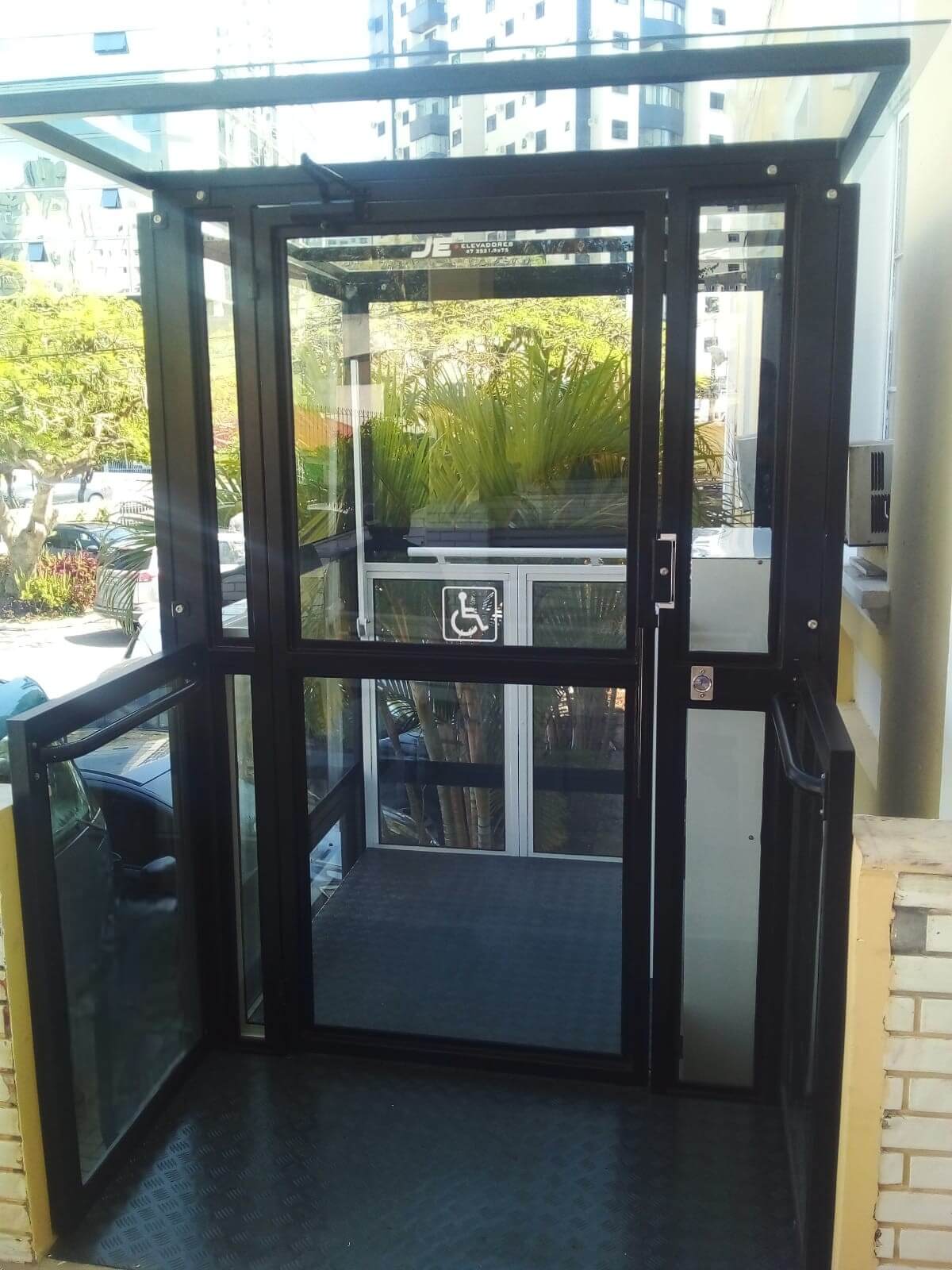 Elevador de Acessibilidade Preto