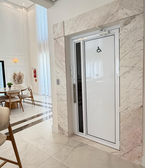 Elevador de Acessibilidade Branco com Porta Fechada