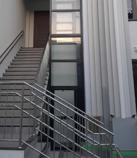 Elevador de Acessibilidade Preto de Vidro