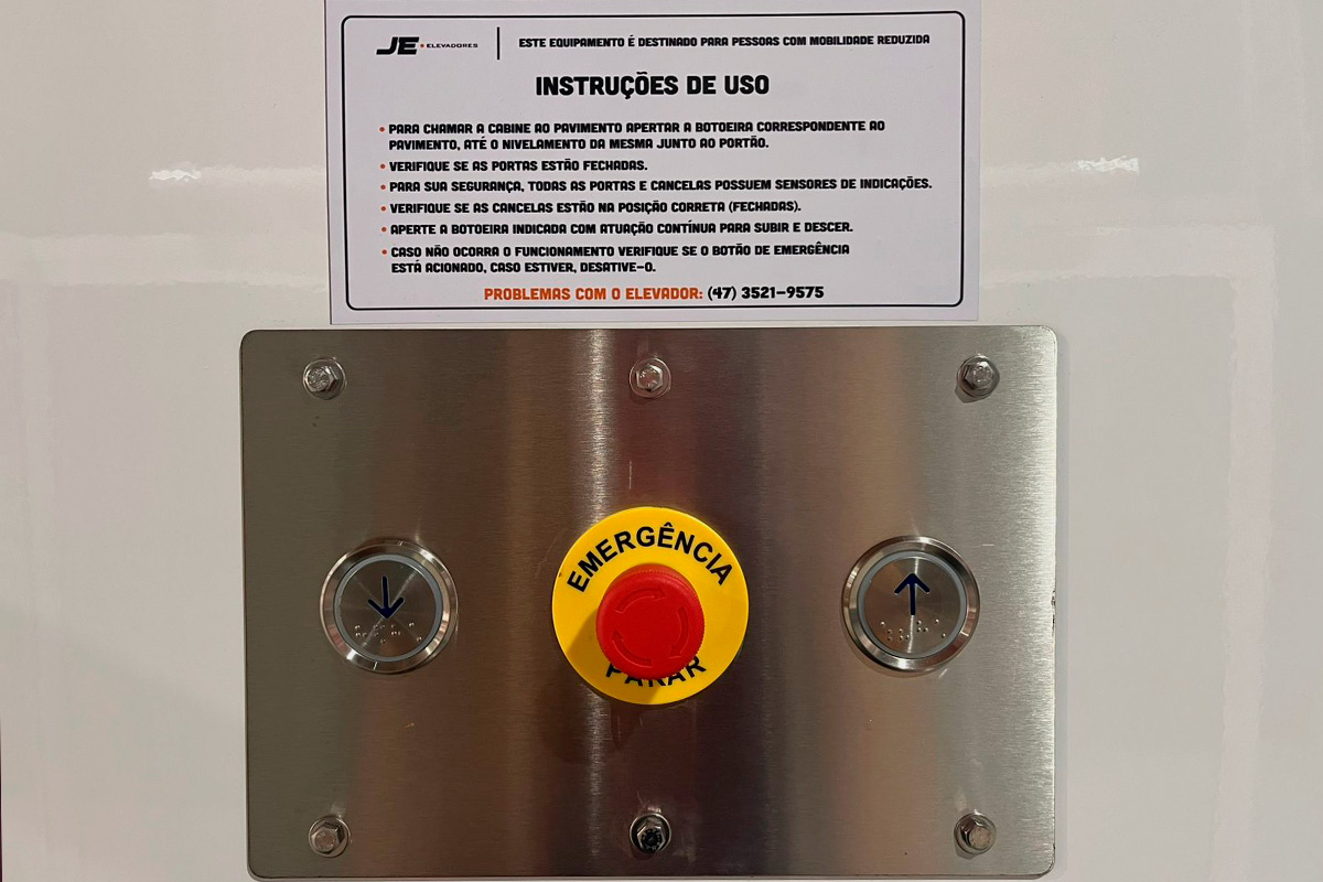 Botões com braille em elevadores Botões com braille em elevadores