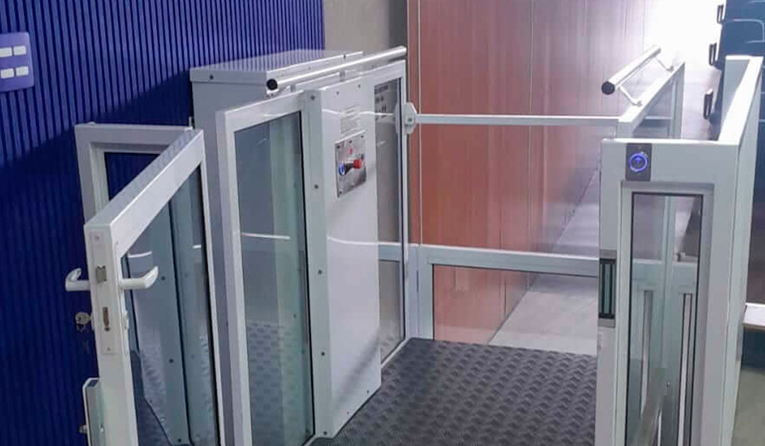Como funciona a plataforma elevatória PcD da JE Elevadores Como funciona a plataforma elevatória PcD da JE Elevadores